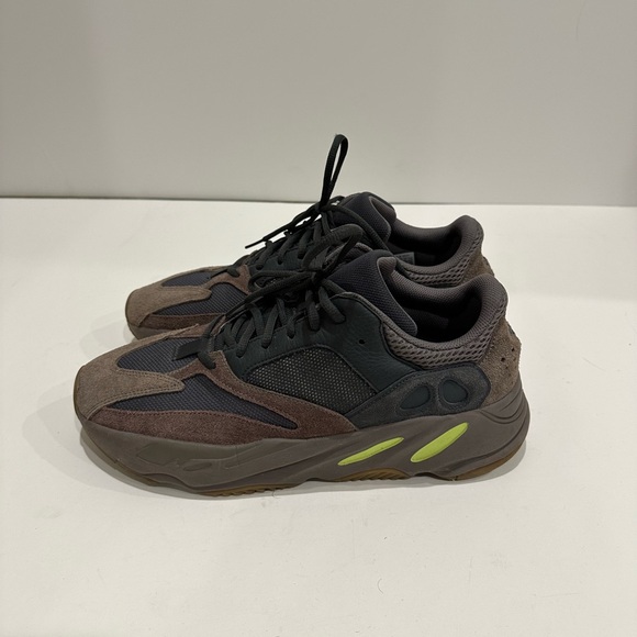 Authentic Men’s Yeezy boost 700 - Picture 6 of 9